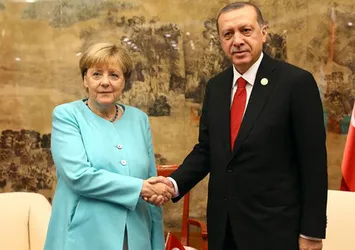 Alman basını: Merkel Erdoğan'ın önünde diz çöktü