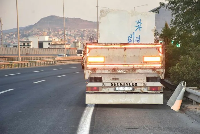 İzmir'de feci kaza! TIR emniyet şeridindeki TIR'a çarptı: 2'si ağır 3 yaralı - 1