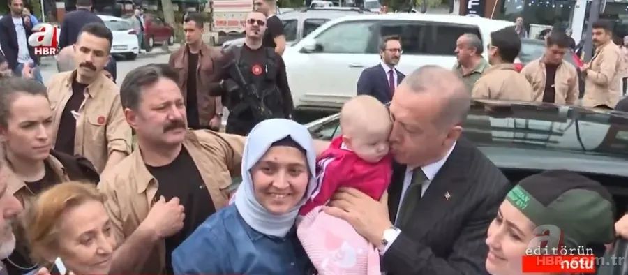Başkan Erdoğan'ın vatandaşlarla renkli anları: Gittiği her yerde yoğun ilgiyle karşılandı 5