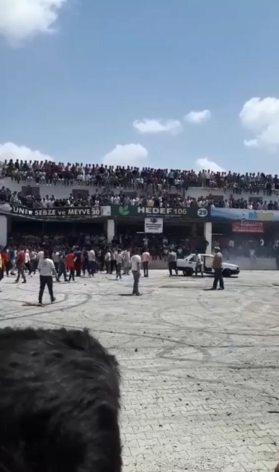 antalyada-drift-festivalinde-facia-izleyenlerin-oldugu-balkon-coktu-o-anlar-kamerada-1651667793453.jpg Antalya’da drift festivalinde facia! İzleyicilerin olduğu balkon çöktü: O anlar kamerada - 7