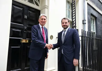 Bakan Albayrak'tan Londra'da kritik temaslar