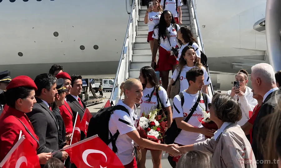 Milletler Ligi şampiyonu Filenin Sultanları coşkuyla karşılandı! Bakan Bak: "Sizlerle gurur duyuyoruz" 3