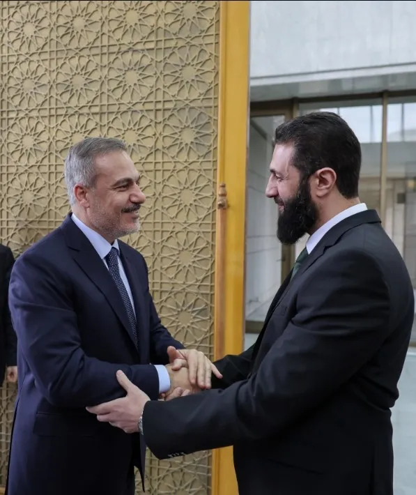 katil-israilden-suriyeye-saldiri-kustahca-turkiyeyi-hedef-aldilar-erdoganin-planlarini-bozduk-1743675570515.jpg Dışişleri Bakanı Hakan Fidan ve Suriye Devlet Başkanı Ahmed el-Şara (AA)