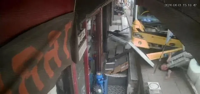 İstanbul Beyoğlu’nda İETT otobüsü kaldırıma çıktı 2 kişiye çarptı
