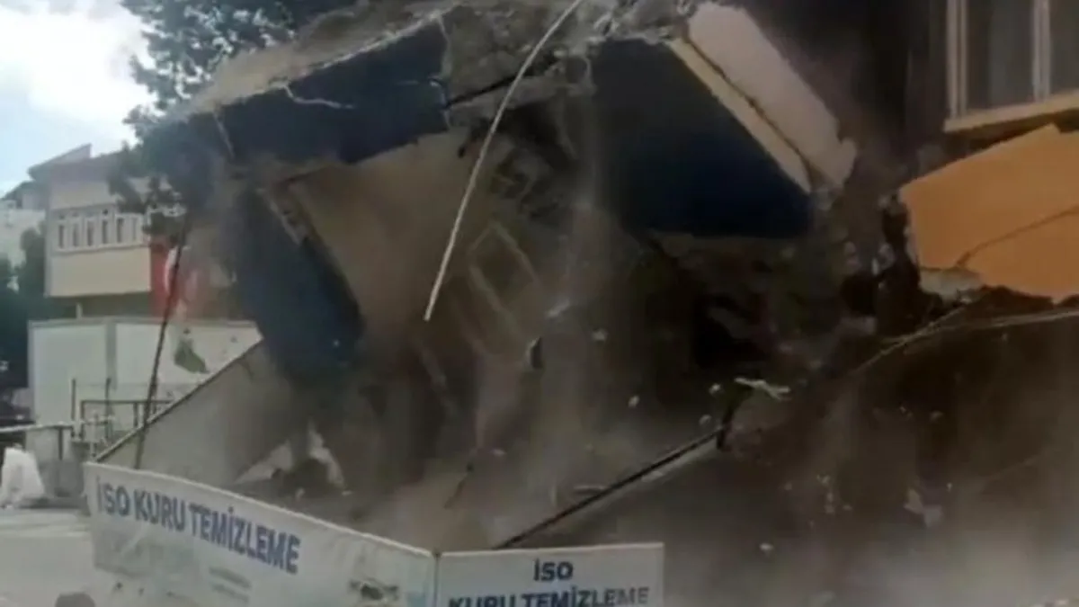 Sındırgı'da depremde hasar gören bina kendiliğinden yıkıldı