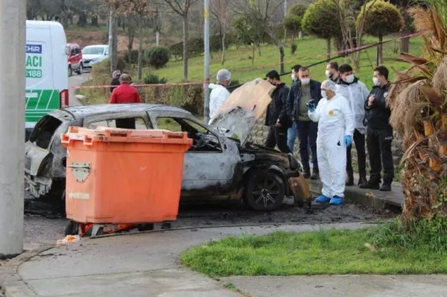 Kocaeli'de park halinde yanan araçta ceset bulundu! - 1