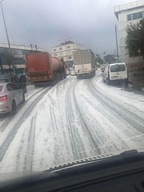 tuzlada-caddeyi-kopuk-kapladi-sebebi-ortaya-cikti-1634820649814.jpeg Tuzla'da caddeyi köpük kapladı: Sebebi ortaya çıktı - 3