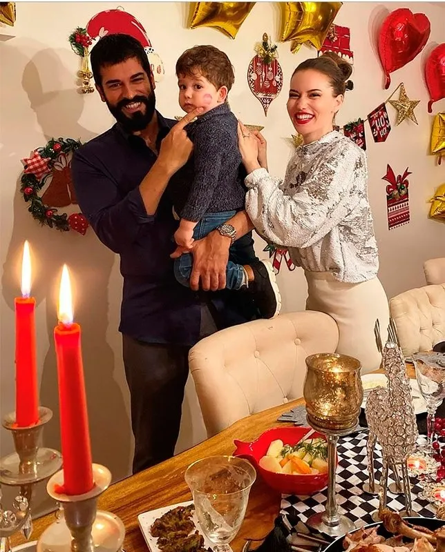 Burak Özçivit’in eşi Fahriye Evcen’den sevenlerine müjde! Yeni yılda yeni proje