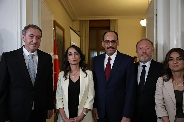 terorsuz-turkiye-sureci-mit-baskani-kalindan-mhp-ak-parti-ve-deme-ziyaret-1753168345546.jpeg Kalın'ın DEM Parti ziyaretinden bir kare (DHA)