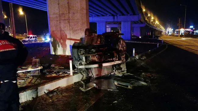 Antalya'da feci kaza: 3 kişi öldü, 2 kişi yaralandı! - 1
