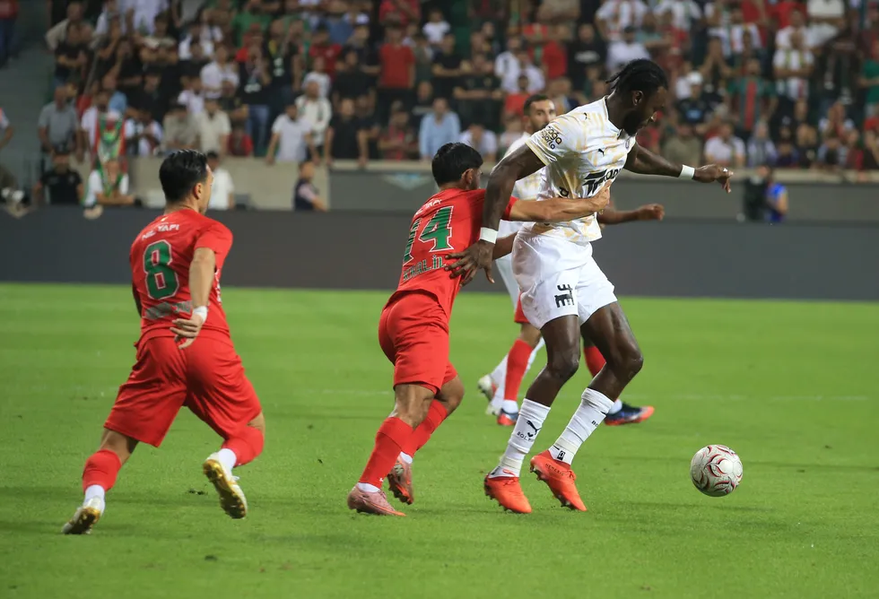 1789369623687.jpg Diyarbakır'da Beşiktaş maçı öncesi farklı gece: Amed Sportif 5-0'lık galibiyetle 10 puana yükseldi - 3