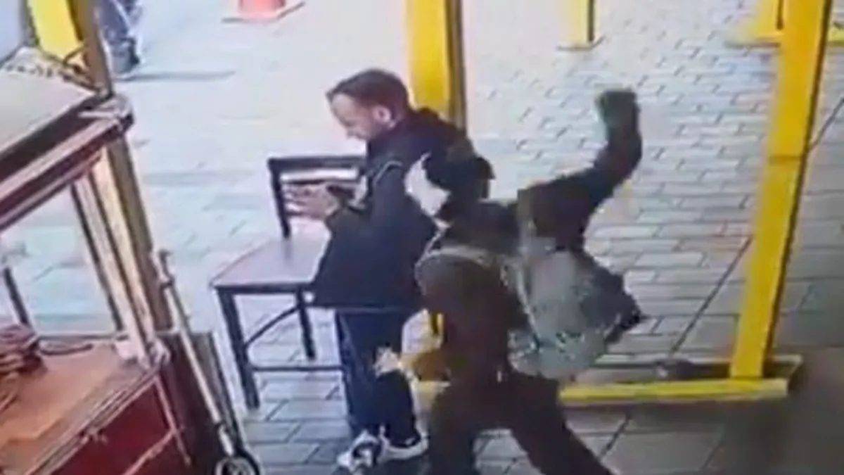 İstanbul Beyoğlu'nda polise bıçaklı saldırı! Saldırgan yakalandı