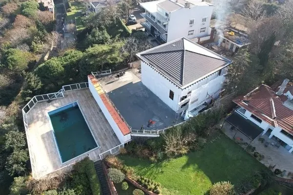 Halk TV’nin sahibi Cafer Mahiroğlu devletin yasağını tanımıyor! İBB’nin önünü açtığı kaçak villaya devam