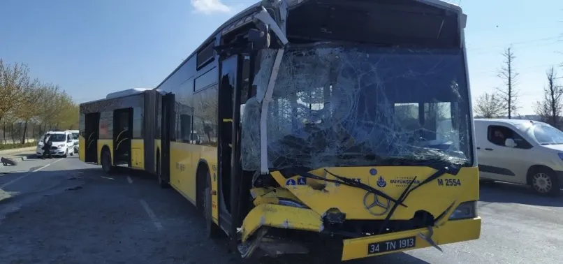 Son dakika: İstanbul Başakşehir'de İETT otobüsü park halindeki midibüse çarptı: 1 yaralı