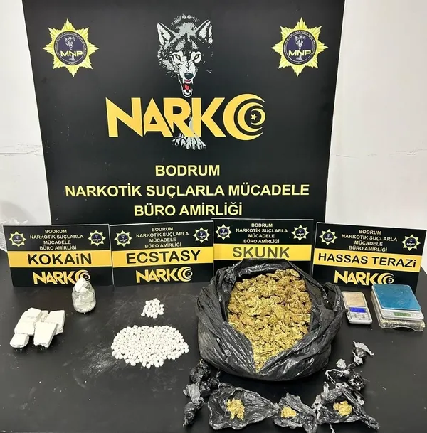 muglada-uyusturucu-operasyonu-345-gram-kokain-335-gram-skunk-218-adet-extasy-ve-2-adet-hassas-terazi-ele-gecir-1695055559683.jpg Muğla'da uyuşturucu operasyonu! 345 gram kokain, 335 gram skunk, 218 adet extasy ve 2 adet hassas terazi ele geçirildi - 3