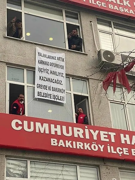 CHP’li belediyelerde bıçak kemiğe dayandı! İşçiler ilçe başkanlığını işgal etti: Kimse bizim sabrımızla oynamasın