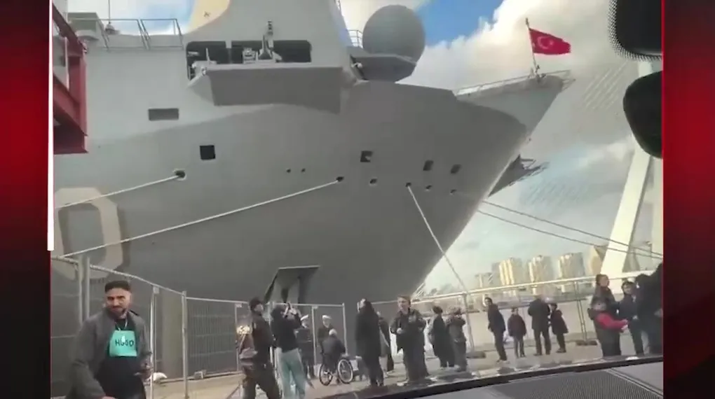 Sokaklarında Mehter limanlarında donanma