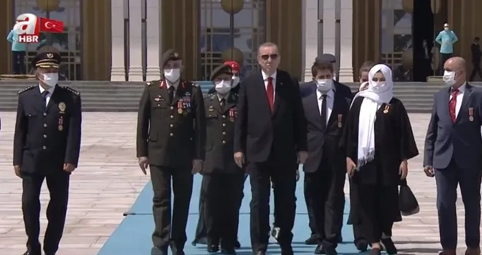 Başkan Erdoğan'dan 15 Temmuz Anıtı'na çelenk