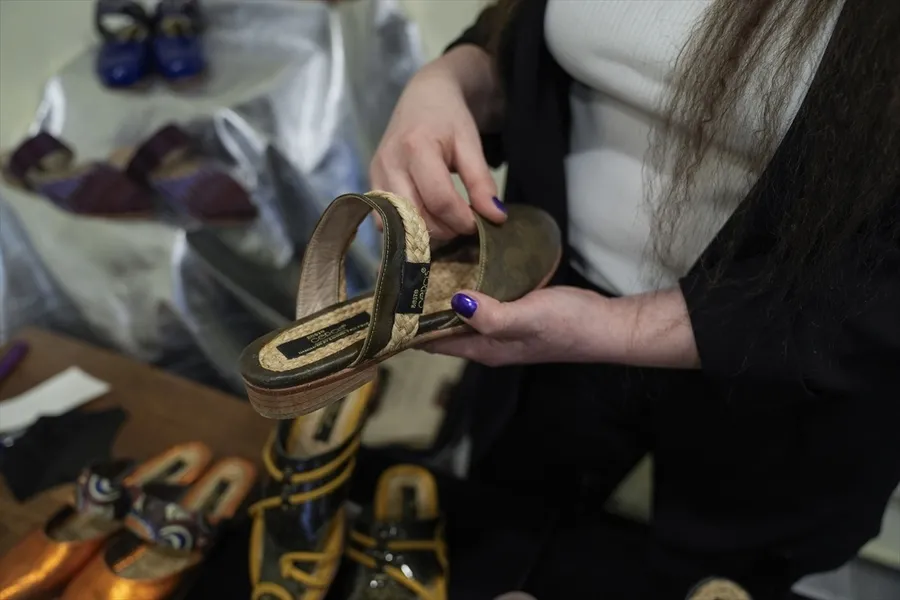 cope-gidiyordu-ayakkabi-oldu-muz-lifinin-sasirtan-donusumu-1776524166678.jpg AA