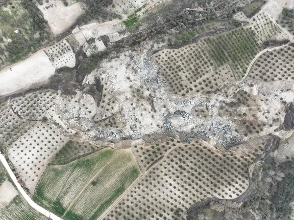 hatayda-500-metrelik-dev-yariklar-buyuk-yikim-uzaydan-iste-boyle-gozukuyor-1677828960715.jpg Hatay’da 500 metrelik dev yarıklar! Büyük yıkım uzaydan işte böyle gözüküyor - 3
