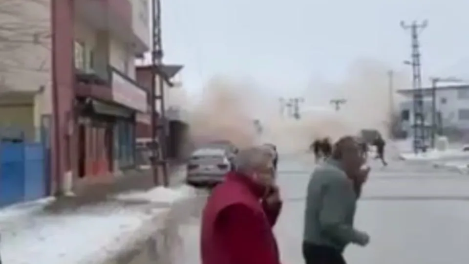 Deprem anının yeni görüntüleri ortaya çıktı! Tüyer ürperten ses… Binaların çatlaması ve çökmesi kamerada