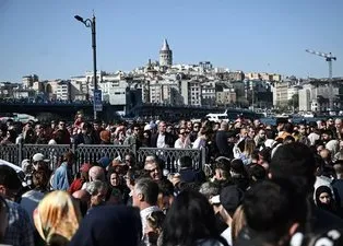 İğne atsan yere düşmez!  İstanbul’da bayram yoğunluğu: Tarihi ve turistik yerlere akın ettiler