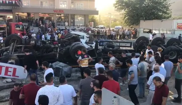 mardinde-20-kisiye-mezar-olan-kazanin-nedeni-belli-oldu-limitin-4-kati-hiz-yapmislar-1664215008863.jpg Mardin'de 20 kişiye mezar olan kazanın nedeni belli oldu: Limitin 4 katı hız yapmışlar! - 4