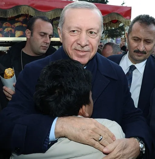 Başkan Erdoğan İstanbul’da! Sultanhahmet’te vatandaşların kandilini kutladı