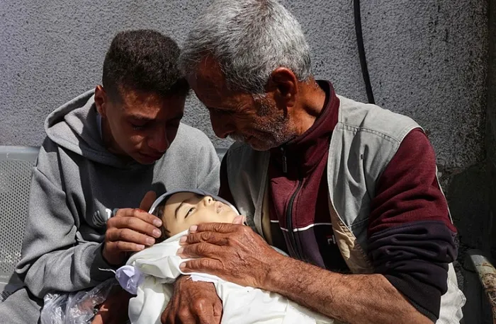 zehirli-bombalarla-dunyanin-gozunun-onunde-soykirim-gazzede-hem-yasam-hem-gelecek-hedef-aliniyor-1746342779944.jpg Gazze Şeridi (AA)