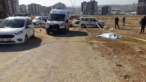 gaziantepte-bos-arazide-cesedi-bulunan-neslihan-kayanin-katil-zanlisi-cezaevine-gonderildi-1637304025479.jpg Gaziantep’te boş arazide cesedi bulunan Neslihan Kaya'nın katil zanlısı cezaevine gönderildi - 3
