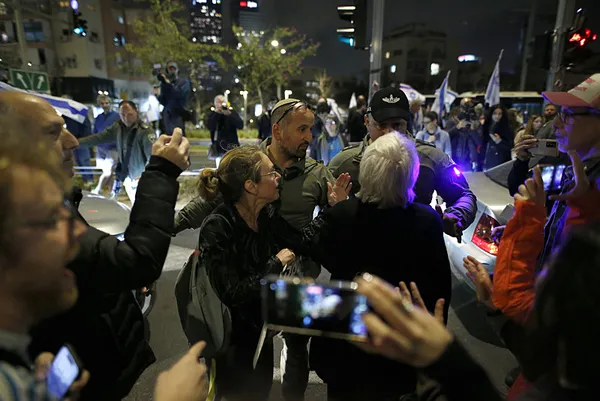 1709412955746.jpg İsrail'de istenmeyen katil: Netanyahu! Tel Aviv'de büyük protesto: Binlerce kişi sokaklara döküldü - 6