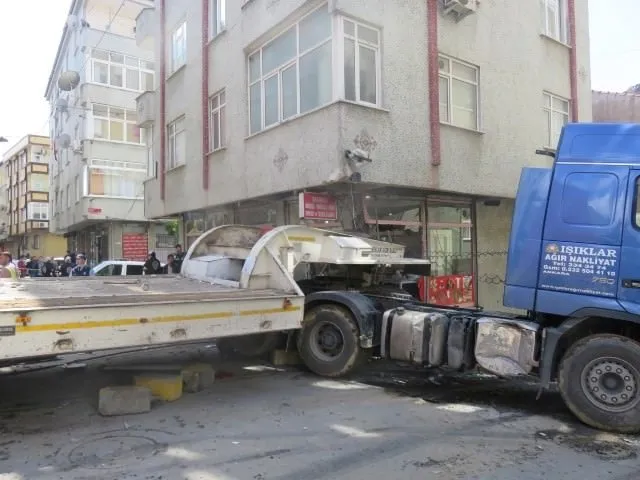 İstanbul’da freni boşalan TIR binaya girdi