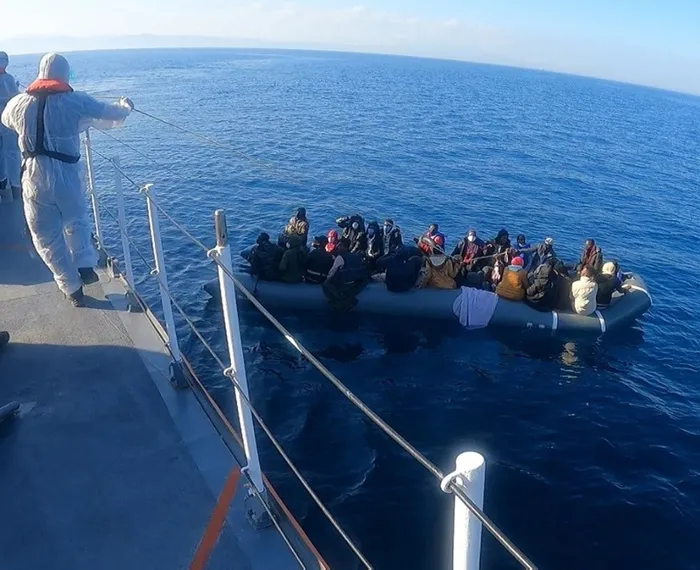 Yunanistan’ın geri ittiği 54 kaçak göçmen kurtarıldı