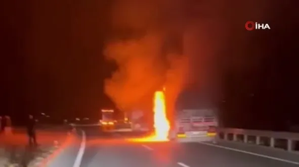 Seyir halindeki TIR yanarak küle döndü