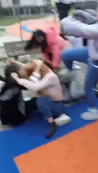 Bursa’da kızlar erkek yüzünden saç saça baş başa birbirine girdi - 2