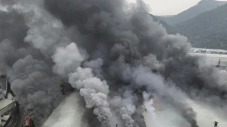 Bursa’da fabrika yangını! Alevler binayı sardı