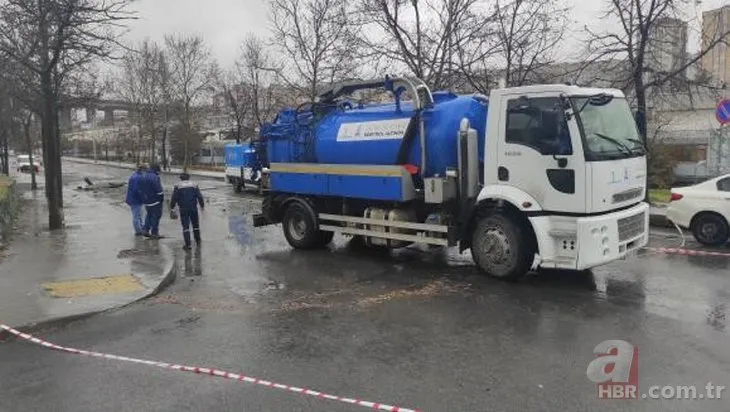 İstanbul Bağcılar’da su borusu patladı! Moto kurye çukura düştü