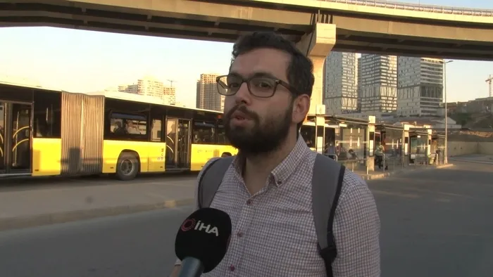 istanbul-kadikoyde-vatandaslar-isyan-etti-gec-gelen-iett-aracinin-onunu-kesti-1652808654985.jpg İstanbul Kadıköy'de vatandaşlar isyan etti! Geç gelen İETT aracının önünü kesti - 4