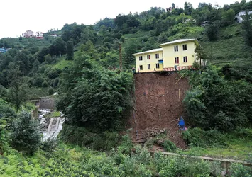 Rize'de heyelan: İlkokulun bahçesi çöktü