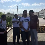 Hero yazılı tişörtle duruşmaya gelen sanık yakınına gözaltı