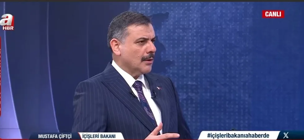 bakan-ciftciden-a-haberde-net-mesaj-bu-yil-suc-orgutlerini-bitirecegiz-1778272919902.jpg Bakan Çiftçi’den A Haber’de net mesaj: Hedefimiz bu yıl suç örgütlerini bitirmek - 12