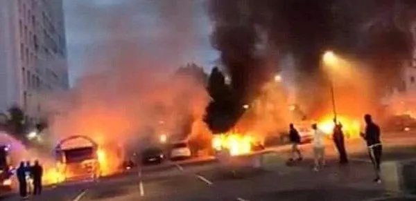 İsveç’te siyah giyimli adamlar 80 araba yaktı