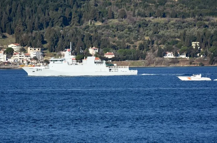 Çanakkale Boğazı’ndan geçen Pakistan donanmasına ait gemi Türk Bayrağı açtı