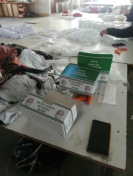 Denizli'de 19 bin kaçak tıbbi maske ele geçirildi - 1