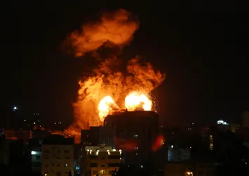 İsrail'in vurduğu 6 katlı bina yıkıldı