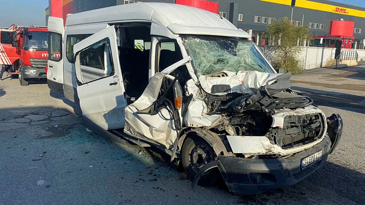 Kocaeli'de işçileri taşıyan minibüs TIR'a çarptı