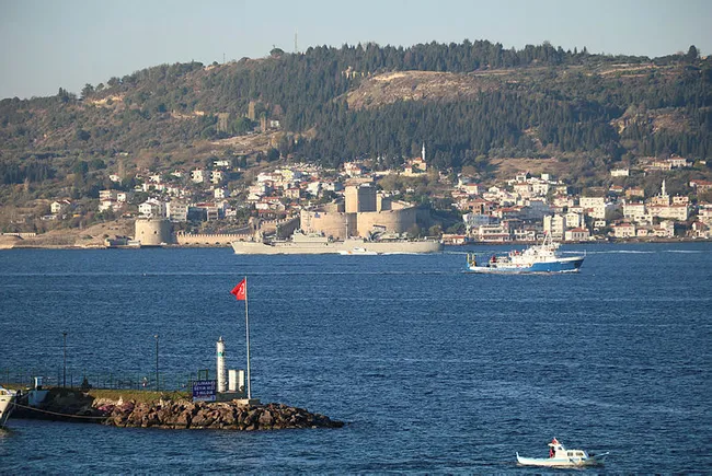 Yunan savaş gemisi Türk bayrağı açmadan Çanakkale Boğazı’ndan geçti - 2