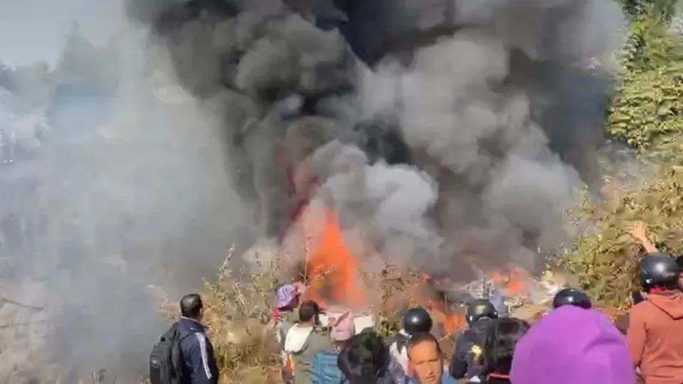 Nepal'de 72 kişiyi taşıyan yolcu uçağı düştü