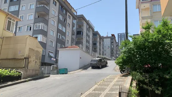 yokustan-asagiya-kayan-cip-5-katli-apartmanin-bosluguna-dustu-1653568423522.jpg Yokuştan aşağıya kayan cip 5 katlı apartmanın boşluğuna düştü! - 7