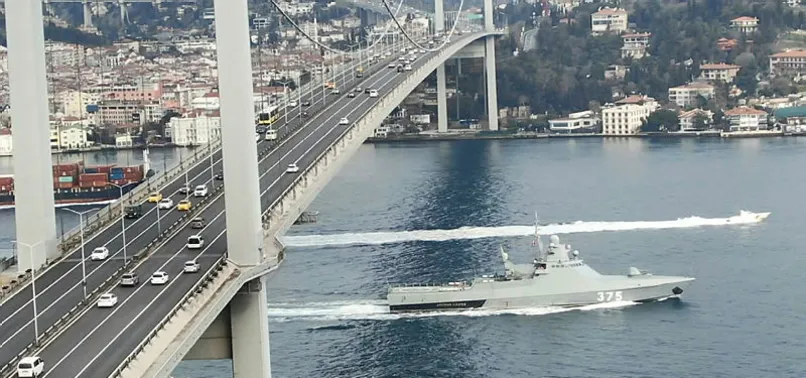Rus savaş gemisi İstanbul Boğazı'ndan geçti
